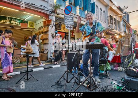 Musicien jouant des chansons rock classiques sur sa guitare électrique, divertissant les visiteurs au Sunday Walking Street Market, Phuket, Phuket Town, Thaïlande Banque D'Images