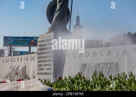 Guadalajara, Jalisco Mexique. 8 janvier 2023, Inscription : la gloire de Guadalajara à la fontaine de Glorieta Minerva contre le ciel bleu, bâtiments dedans Banque D'Images