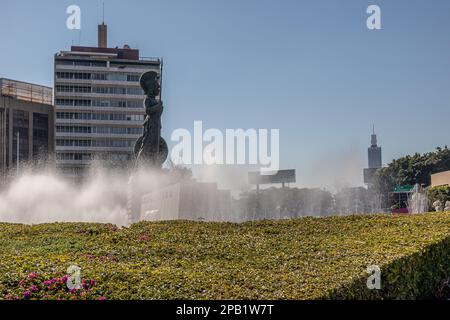 Guadalajara, Jalisco Mexique. 8 janvier 2023. Fontaine avec la statue de la déesse romaine à Glorieta Minerva entourée de buissons verts contre blu Banque D'Images