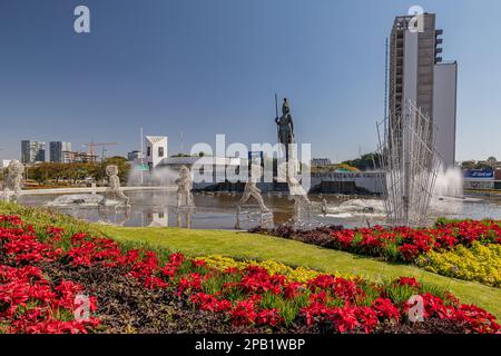 Guadalajara, Jalisco Mexique. 8 janvier 2023. Glorieta Minerva avec fleurs de poinsettia rouges et décoration de Noël, statue de la déesse romaine sur la fontaine Banque D'Images