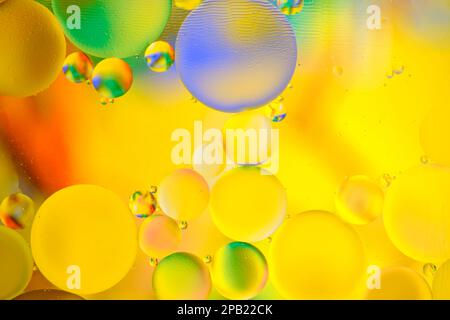 Arrière-plan abstrait coloré multicolore avec cercles d'huile sur une base jaune Banque D'Images