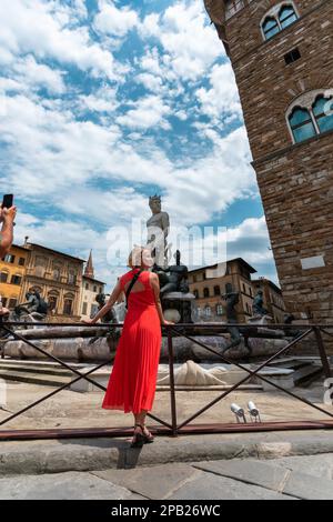 Jeune femme voyageur près de la célèbre fontaine Neptun à Florence. Banque D'Images