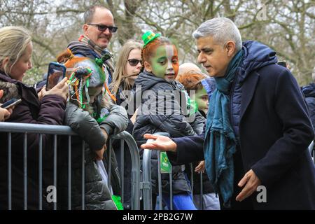 Londres, Royaume-Uni. 12th mars 2023. Le major de Londres discute avec des spectateurs, y compris une famille avec des enfants qui ont fait peindre leur visage. Photocall avec Sadiq Khan, major de Londres, Martin Fraser, ambassadeur de l'Irlande au Royaume-Uni; Heather Humphreys, ministre irlandaise de la protection sociale; Debbie Weekes-Bernard, maire adjoint des communautés et de la justice sociale de Londres et d'autres, juste avant la parade et le festival annuels de la St Patrick, pour célébrer la communauté irlandaise de Londres et le patron irlandais saint Credit: Imagetraceur/Alamy Live News Banque D'Images