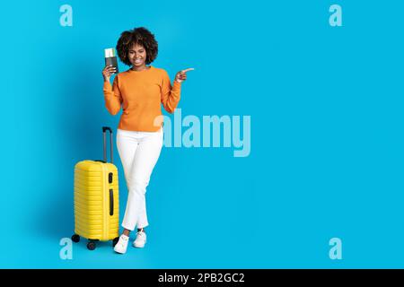 Tricherie jeune noir voyageur posant sur bleu, espace de copie Banque D'Images