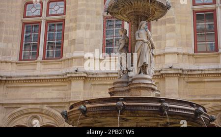 Belle fontaine d'opéra signifie sous l'allégorie couronnante de la musique. L'Opéra d'Etat de Vienne est le plus grand opéra d'Autriche, l'un des plus importants Banque D'Images