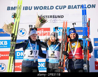 ÖSTERSUND 20230312Winner Dorothea Wierer (centre) d'Italie, deuxième place Lou Jeanmontat (gauche) de France et troisième place Julia Simon de FRA Banque D'Images