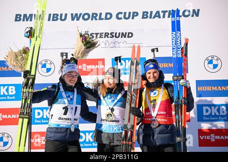 ÖSTERSUND 20230312Winner Dorothea Wierer (centre) d'Italie, deuxième place Lou Jeanmontat (gauche) de France et troisième place Julia Simon de FRA Banque D'Images