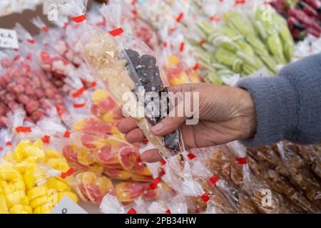 Les bonbons polonais traditionnels d'un stand avec des sucreries régionales de Cracovie, comme miodek turecki, trupi miodek ou pańska skórka à Cracovie, en Pologne. Banque D'Images