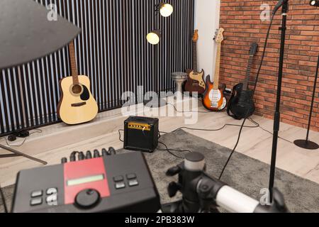 Studio de musique moderne avec microphone et différents instruments électroniques Banque D'Images