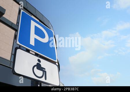Signalisation routière, PARKING extérieur ACCESSIBLE. Espace pour le texte Banque D'Images