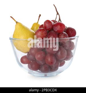 Poires et raisins frais mûrs dans un bol en verre sur fond blanc Banque D'Images