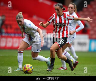 Sheffield, Royaume-Uni. 12th mars 2023. Mia Enderby de Sheffield Utd suivi par Aimee Everett de Crystal Palace lors du match de championnat FA féminin à Bramall Lane, Sheffield. Crédit photo à lire : Darren Staples/Sportimage crédit : Sportimage/Alay Live News Banque D'Images