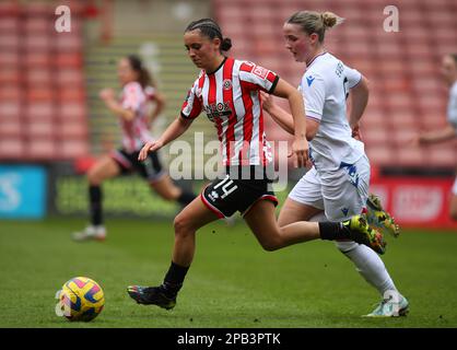 Sheffield, Royaume-Uni. 12th mars 2023. Mia Enderby de Sheffield Utd suivi par Aimee Everett de Crystal Palace lors du match de championnat FA féminin à Bramall Lane, Sheffield. Crédit photo à lire : Darren Staples/Sportimage crédit : Sportimage/Alay Live News Banque D'Images