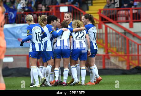 Crawley UK 12th Mars 2023 - les joueurs de Brighton célèbrent après que Elisabeth Terland (à gauche) ait marqué dans la première moitié lors du match Barclays Women's Super League entre Brighton & Hove Albion et Manchester City : Credit Simon Dack /TPI/ Alay Live News Banque D'Images