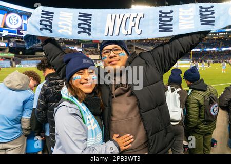 New York, New York, États-Unis. 12th mars 2023. David Gervacio et son ami Jennifer Jeronimo assistent à un match de saison régulière entre le NYCFC et l'Inter Miami CF au stade Yankee. C'était le premier match de NYCFC pour Jennifer. NYCFC a gagné 1 - 0. (Credit image: © Lev Radin/Pacific Press via ZUMA Press Wire) USAGE ÉDITORIAL SEULEMENT! Non destiné À un usage commercial ! Banque D'Images