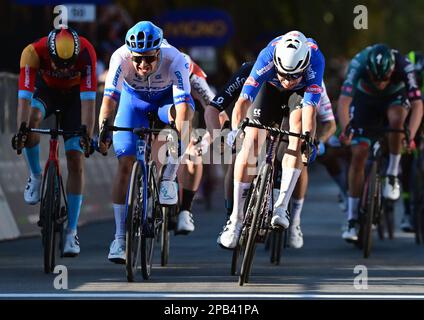 Dutch Dylan Groenewegen de Team Jayco Alula et Belge Jasper Philipsen d'Alpecin-Deceuninck sprint pour la fin de la phase 7, la dernière étape de la course cycliste de Tirreno-Adriatico, à 154 km de San Benedetto del Tronto, en Italie, le dimanche 12 mars 2023. BELGA PHOTO DIRK WAEM Banque D'Images