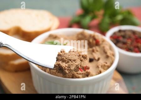 Délicieux pâté de viande avec épices et couteau sur planche en bois, gros plan Banque D'Images