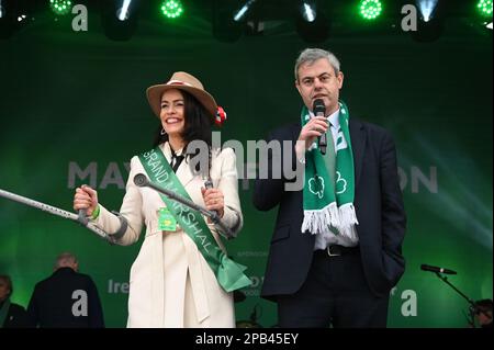 Londres, Royaume-Uni. 12th mars 2023. 12th mars 2023, Londres, Royaume-Uni. Catherina Casey, Martin Fraser, Guess aux célébrations de la St Patrick’s Day 2023 à Trafalgar Square, à Londres. Crédit : voir Li/Picture Capital/Alamy Live News Banque D'Images