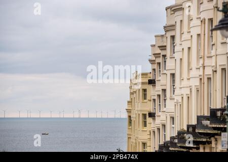 Brighton, 3 mars 2023: Le parc éolien de Rampion dans la Manche, vu des bâtiments de la Régence de Brighton et Hove Banque D'Images