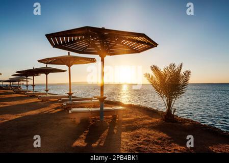 Un incroyable lever de soleil sur une plage vide, un complexe sur la mer Rouge Banque D'Images