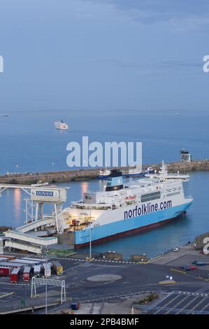 Port côtier au crépuscule, les falaises du Cap blanc nez sur la côte française au loin, docks est et port de ferry, Douvres, Kent, Angleterre, United King Banque D'Images