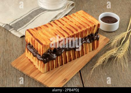 Pain grillé ou Roti Bakar Bandung avec sauce au chocolat Banque D'Images