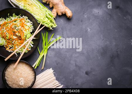 Ingrédients pour faire le dîner chinois : nouilles de blé, riz, chou napa, gingembre, oignon vert. Ingrédients de cuisine asiatique. Vue de dessus. Préparation en bonne santé Banque D'Images