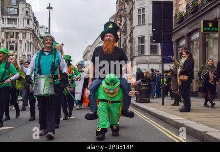 Londres, Angleterre, Royaume-Uni. 12th mars 2023. La parade de la Saint-Patrick passe par Piccadilly. La parade annuelle a lieu dans le centre de Londres plusieurs jours avant la Saint-Patrick, qui est célébrée à 17 mars. (Credit image: © Vuk Valcic/ZUMA Press Wire) USAGE ÉDITORIAL SEULEMENT! Non destiné À un usage commercial ! Banque D'Images