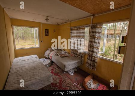 Cabine de camping abandonnée dans une région éloignée par une journée nuageux. Banque D'Images