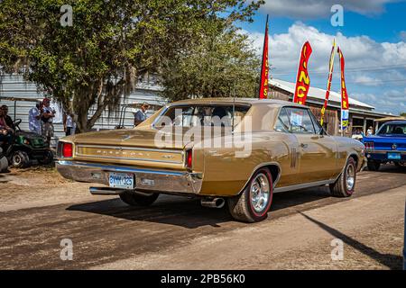 Fort Meade, FL - 26 février 2022 : vue d'angle arrière à faible perspective d'un toit rigide 2 portes de luxe Beaumont Sport 1967 de Pontiac lors d'un salon de voiture local. Banque D'Images