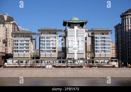 MOSCOU - MARS le 15th 2022: Le bâtiment de l'ambassade britannique à Moscou Russie sur Smolenskaya remblai vue de face Banque D'Images