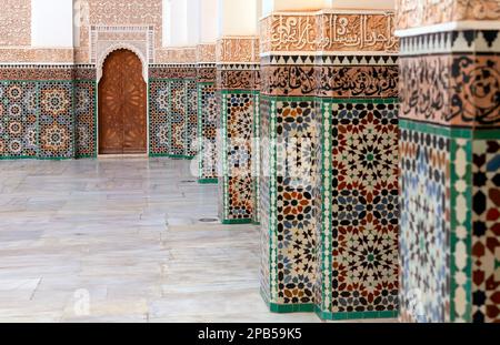 Magnifique carrelage typiquement marocain dans le Madrasa - Marocco Banque D'Images