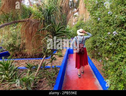 Un touriste avec chapeau marchant au jardin Majorelle, Marocco Banque D'Images