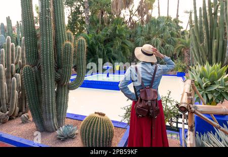 Un touriste avec chapeau marchant au jardin Majorelle, Marocco Banque D'Images