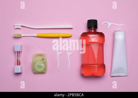 Composition de pose plate avec nettoyants pour langue et produits d'entretien des dents sur fond rose Banque D'Images