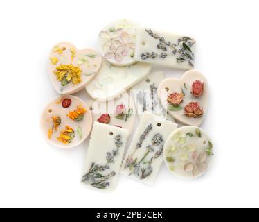 Beaux sachets parfumés avec fleurs sur fond blanc, vue de dessus Banque D'Images