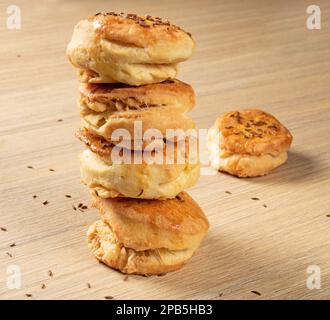 Cuisine nationale hongroise. Pile de petits pains avec graines de carvi sur un fond en bois gros plan. Banque D'Images