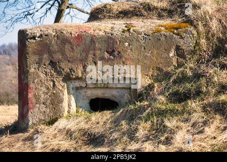 Une faille de la deuxième guerre a abandonné le bunker. République tchèque. Banque D'Images