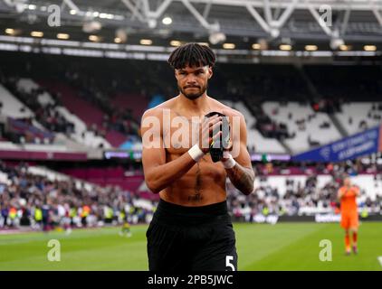 Tyrone Mings d'Aston Villa applaudit les fans à la fin du match de la Premier League au London Stadium, Londres. Date de la photo: Dimanche 12 mars 2023. Banque D'Images