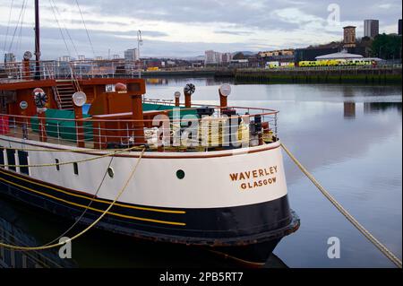 Le bateau à vapeur Waverley paddle amarré sur la rivière Clyde par le Centre des sciences Banque D'Images