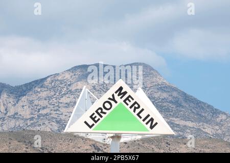 Finestrat, Espagne - 02 mars 2023: Logo Leroy Merlin sur fond bleu ciel. Leroy Merlin est un détaillant français d'amélioration de la maison et de jardinage Banque D'Images