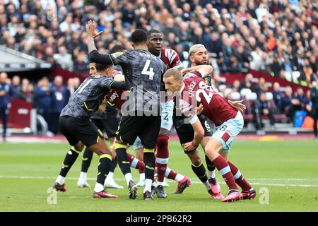 Londres, Royaume-Uni. 12th mars 2023. Les joueurs d'Aston Villa et de West Ham United se disputent le match de la Premier League entre West Ham United et Aston Villa au stade de Londres, parc olympique Queen Elizabeth, Londres, Angleterre, le 12 mars 2023. Photo de Carlton Myrie. Utilisation éditoriale uniquement, licence requise pour une utilisation commerciale. Aucune utilisation dans les Paris, les jeux ou les publications d'un seul club/ligue/joueur. Crédit : UK Sports pics Ltd/Alay Live News Banque D'Images