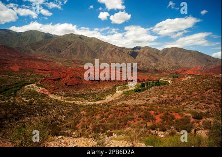 Cuesta de Miranda près de Chilecito, avec la rivière Miranda au loin, province de la Rioja, Argentine Banque D'Images