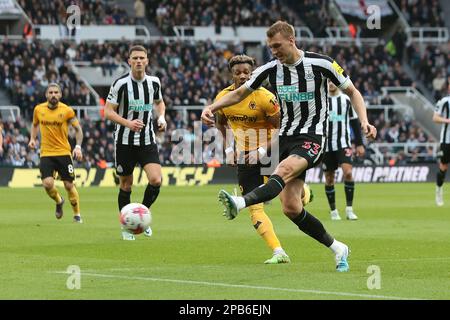 DaN Burn de Newcastle United quitte Wolverhampton Wandererss' Adama Traore lors du match de la Premier League entre Newcastle United et Wolverhampton Wanderers à St. James's Park, Newcastle, le dimanche 12th mars 2023. (Photo : Mark Fletcher | ACTUALITÉS MI) Credit: MI News & Sport /Alamy Live News Banque D'Images