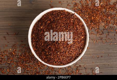 Sécher les feuilles de rooibos sur une table en bois, à plat Banque D'Images