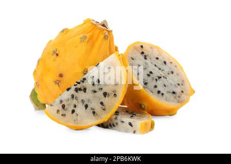 Délicieux fruits pitahaya coupés et jaunes entiers sur fond blanc Banque D'Images