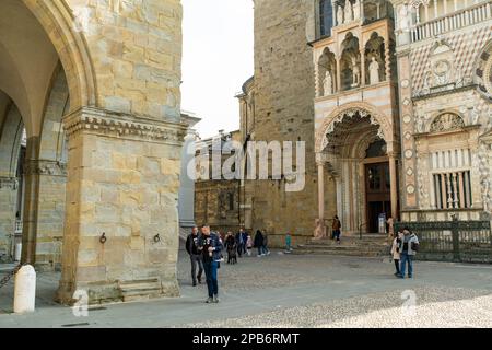 BERGAME, ITALIE - AVRIL 2022 : Piazza Padre Reginaldo Giuliani dans la ville de Bergame. Vues pittoresques sur Citta Alta, le quartier supérieur de la ville, entouré par le vénitien Banque D'Images