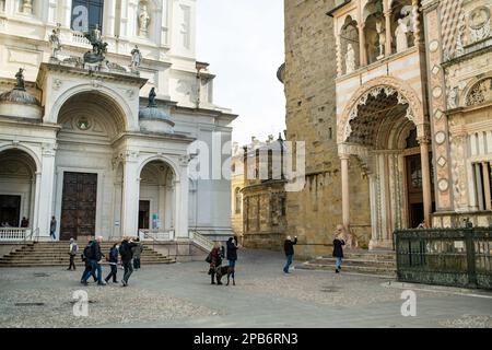 BERGAME, ITALIE - AVRIL 2022 : Piazza Padre Reginaldo Giuliani dans la ville de Bergame. Vues pittoresques sur Citta Alta, le quartier supérieur de la ville, entouré par le vénitien Banque D'Images