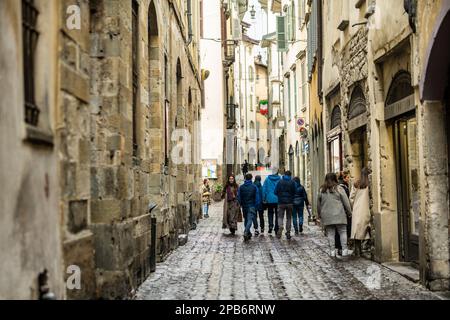 BERGAME, ITALIE - AVRIL 2022 : rue médiévale étroite de la ville de Bergame au nord-est de Milan. Vues pittoresques de Citta Alta, le quartier supérieur de la ville, encerclé b Banque D'Images