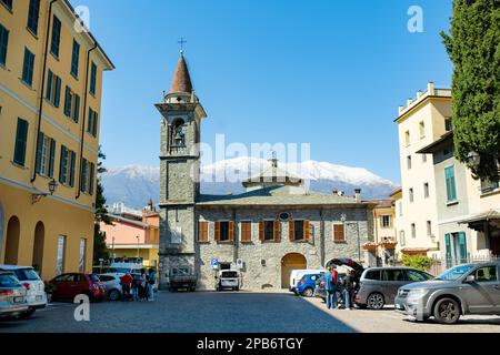 BELLANO, ITALIE - AVRIL 2022 : Eglise de Santa Marta sur la Piazza S. Giorgio à Bellano, ville sur les rives du lac de Côme. Charmant emplacement avec typique Banque D'Images